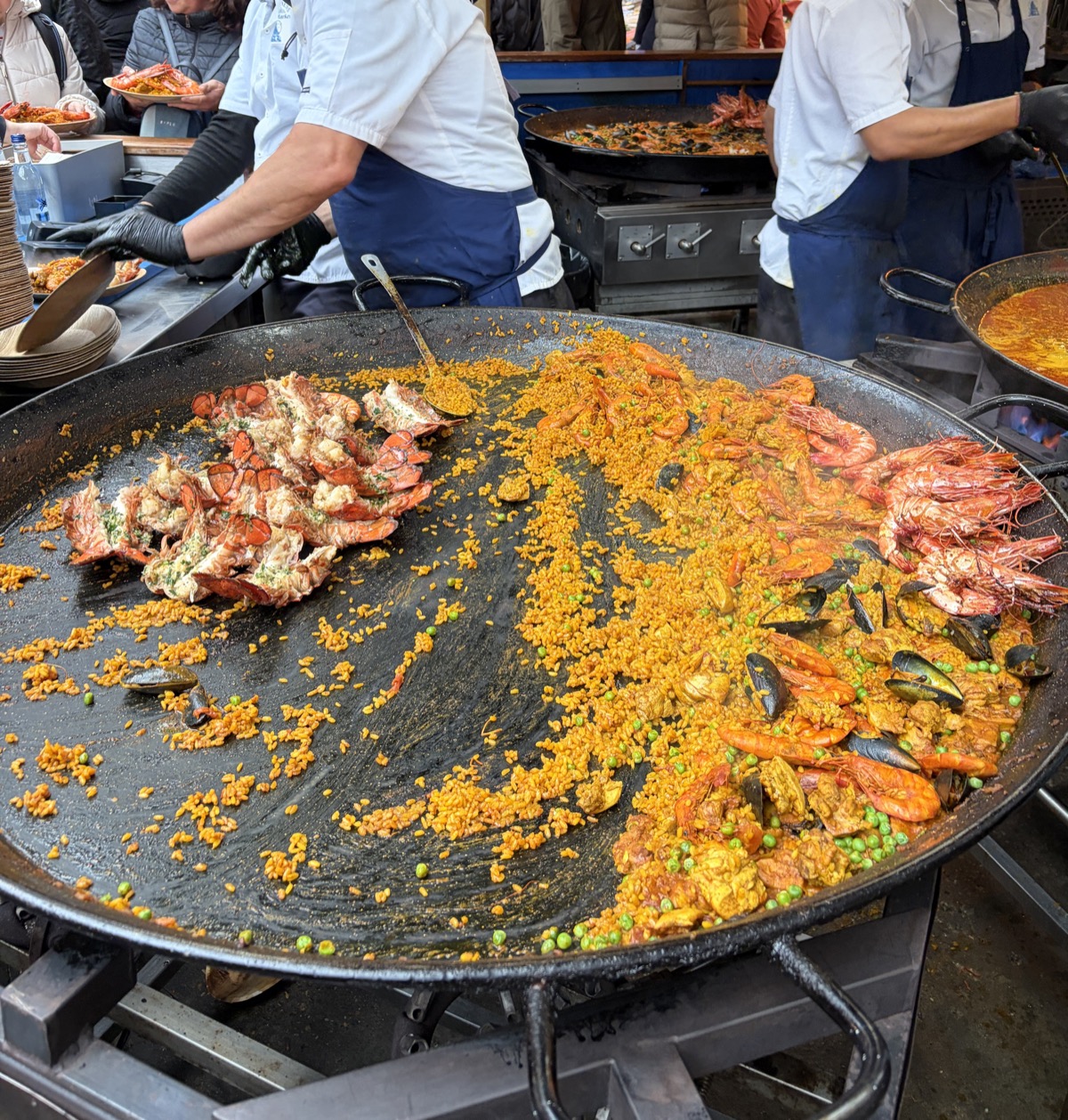 Bomba Paella의 거대한 빠에야 팬