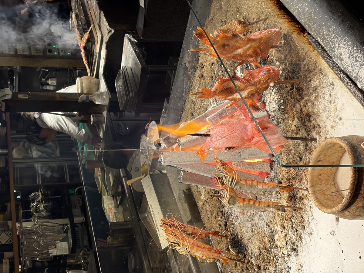 화로 위의 해산물 꼬치들